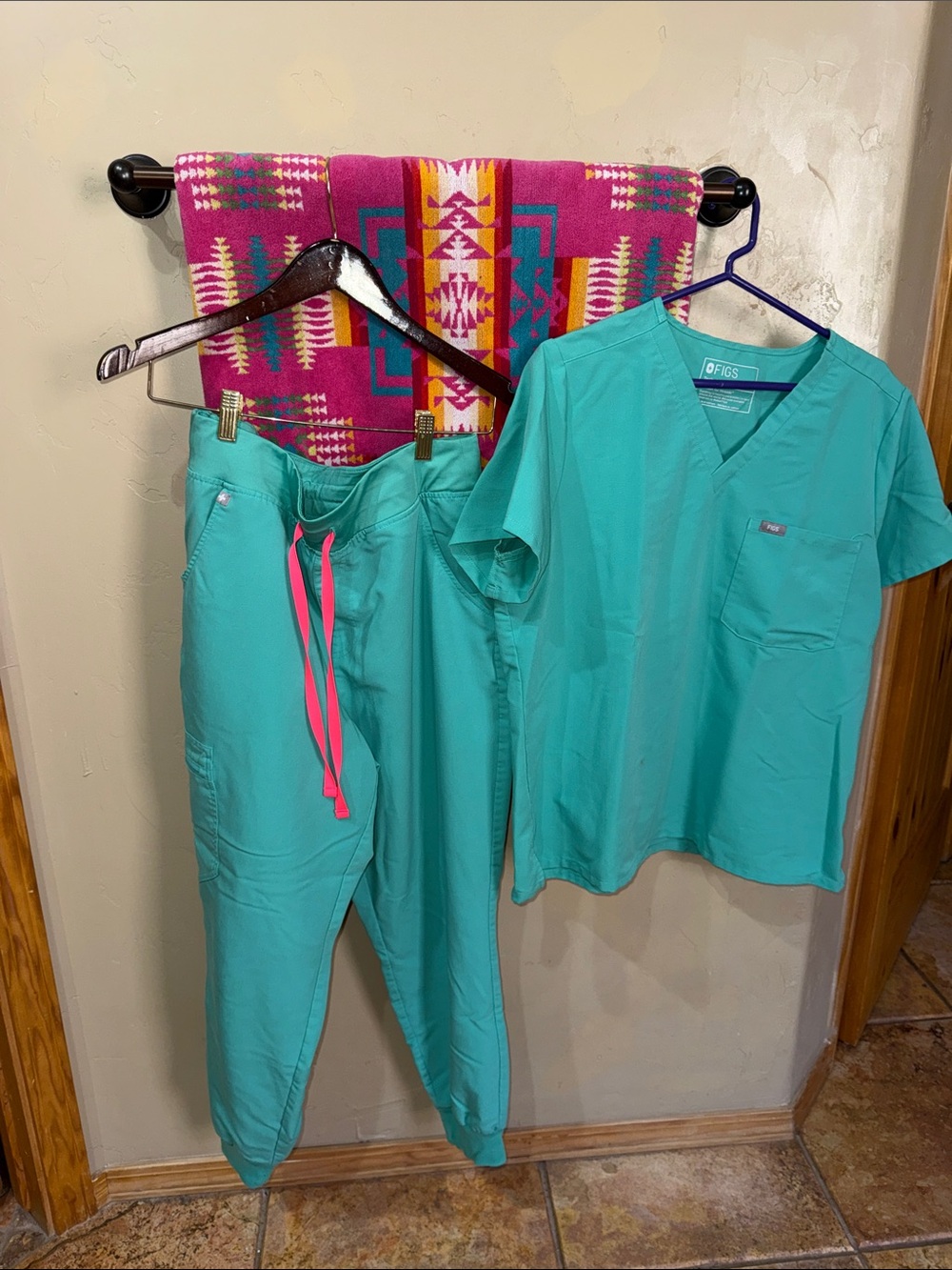 Figs scrub set-women’s large pants/XL top-turquoise•both petite•EUC•like new